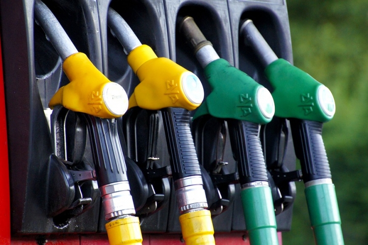 Csökkent a benzin ára, a gázolajé nem változott