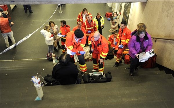 Paprikaspray-t fújtak ki a 2-es metróban, többen rosszul lettek 