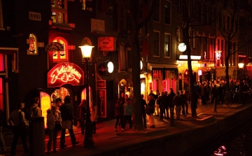 Betiltják a vezetett városnéző sétákat Amszterdam vöröslámpás negyedében