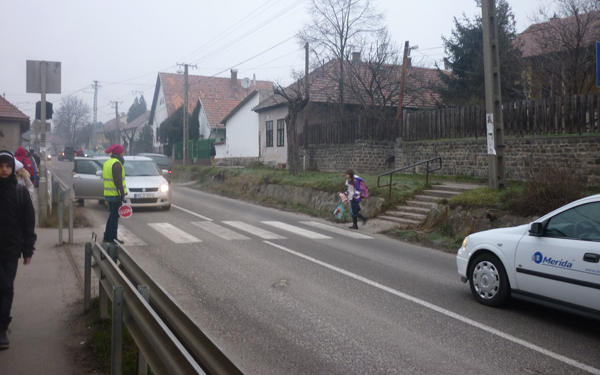 Minden nap más szülő – akcióban az iskola rendőre Izbégen 