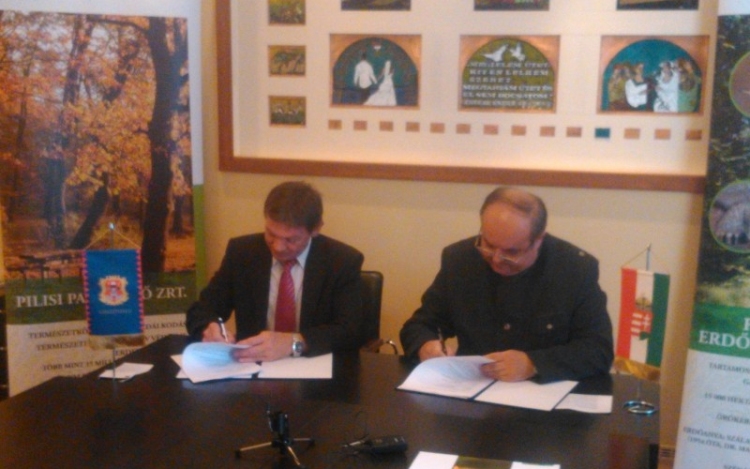 Erdőkezelési megállapodást írt alá Tahitótfalu és a Pilisi Parkerdő