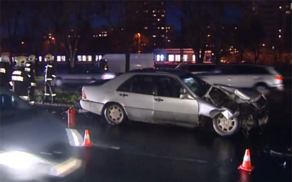 Felborult egy autó, egy másik oszlopnak csapódott a Szentendrei úton - VIDEÓ