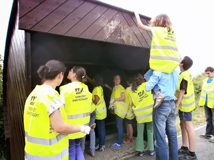 Diákok segítségével szépült több buszmegálló Szentendrén 