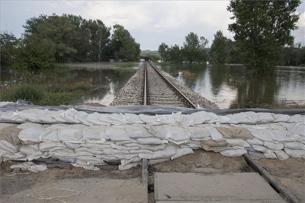 Homokzsákok a vasúti síneken Táton. MTI Fotó: Szekeres Panna