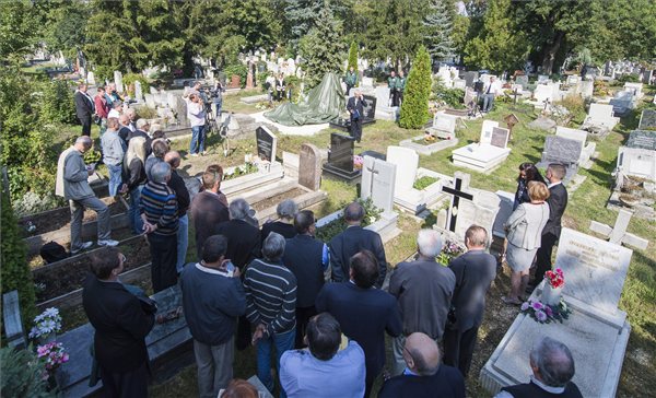 Felavatták Albert Flórián síremlékét Óbudán –szentendrei alkotás