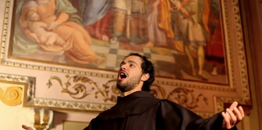 Jótékonysági koncert mellett Szentendrére is ellátogat "Assisi hangja"