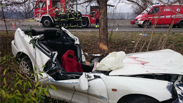 Iszonyatosan összetört az autó a budakalászi halálos balesetben - FOTÓK