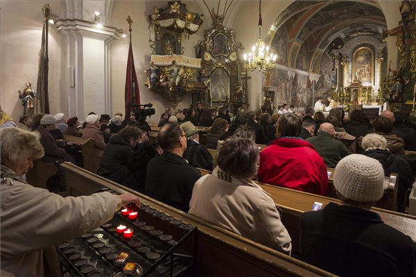 Felavatták a megszépült Keresztelő Szent János plébániatemplomot Szentendrén