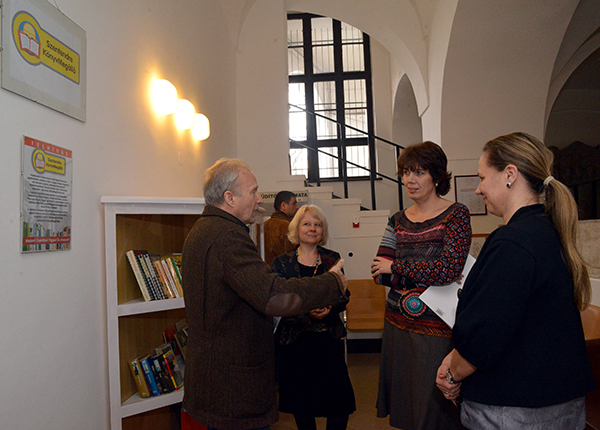 Átadták az első Szentendre Könyvmegállót a Városházán