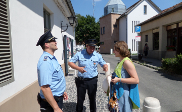 Középiskolás rendőrök segítik a turistákat Szentendrén – rendőrkapitányi szemmel