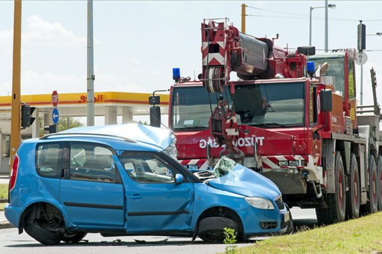 Vonuló tűzoltóautó karambolozott Győrben