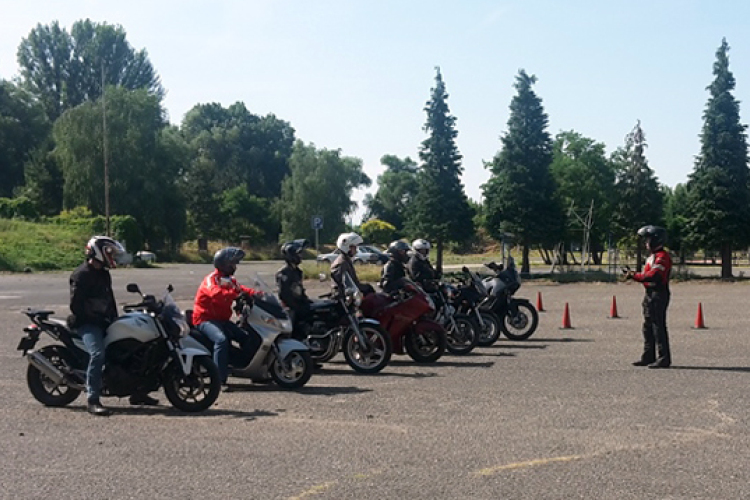 Motoros vezetéstechnikai tréning az MH Altiszti Akadémián