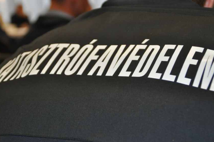 Oszlopot döntött ki az autó a Szentendrei útnál