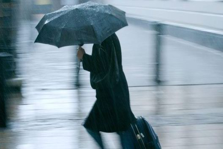 Másfél havi eső és orkán erejű szél jön - figyelmeztetés