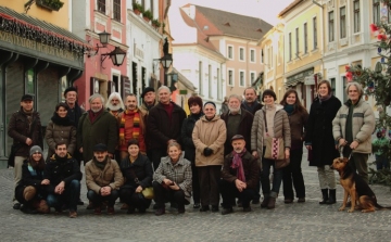 Lakástárlat és vásár Szentendrén: 40 képzőművész több mint 200 alkotása