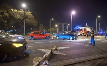 Több autó ütközött a Szentendrei úton - FOTÓK