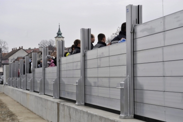 Jó példa a szentendrei mobilgát – kezdődik Visegrádon is az építése