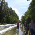 Homokzsákhegyek, hömpölygő víz az utakon