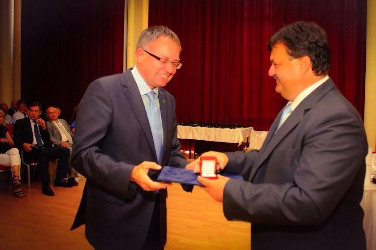 Elismerés: Aranygyűrűt kapott a polgármester