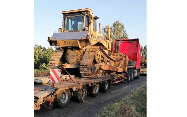 Részegen vezette az óriási munkagépet szállító kamiont