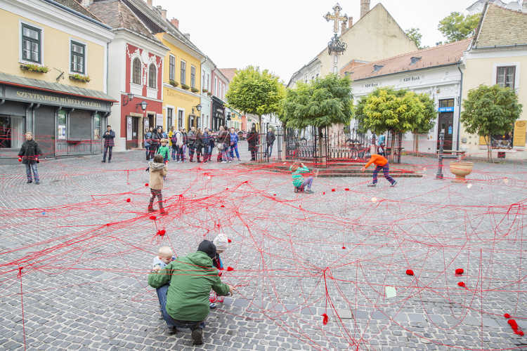 Behálózták a Fő teret Szentendrén
