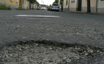 Jó idő, jó látási viszonyok, rossz kátyúk