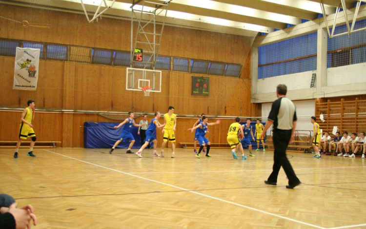 A veretlen listavezető adta fel a leckét junior kosarasainknak