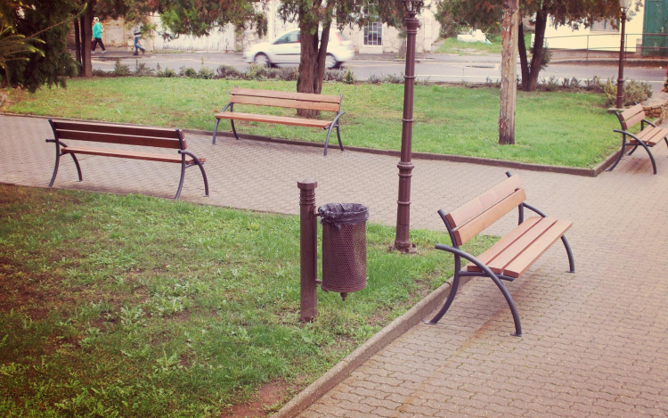 Új padokat és szemeteseket helyeznek ki Pomázon