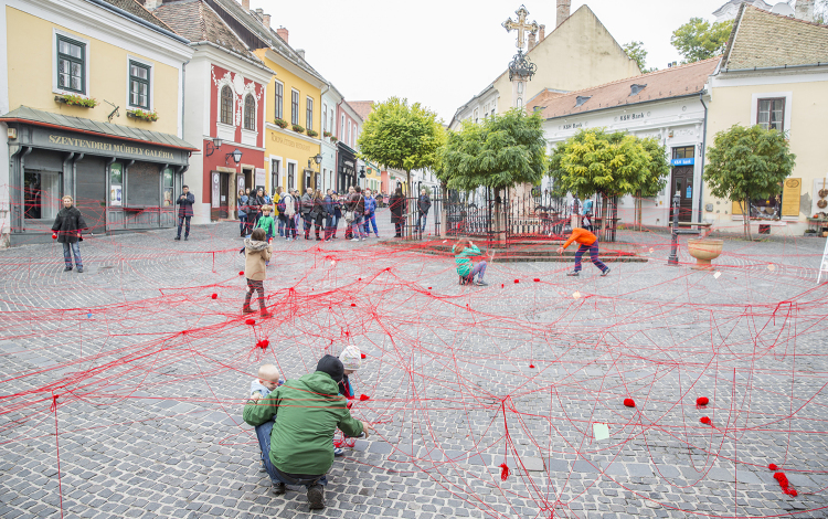 Behálózták a Fő teret Szentendrén