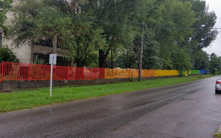 Szivárványszínű kerítés miatt lett pánik Pomázon
