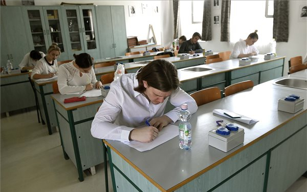 Hétfőn a magyar nyelv és irodalom írásbelikkel folytatódnak a vizsgák 