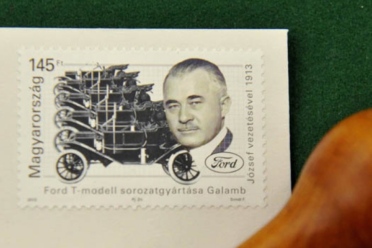 Szentendrén debütált a magyar tervező Fordjának bélyege