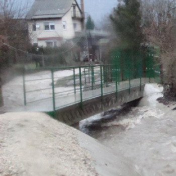 Életveszély Dömösön, özönvízben leszakadt a patakmeder betonja