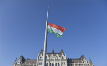 November 4. - Felvonták majd félárbocra engedték a nemzeti lobogót a Parlament előtt