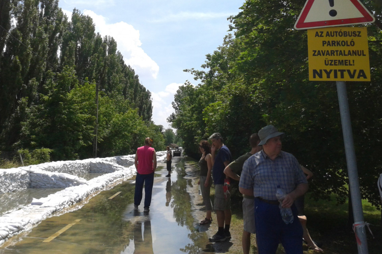 Szakaszosan halad a forgalom a 11-esen