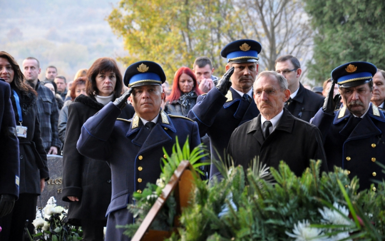 Országszerte szóltak a szirénák