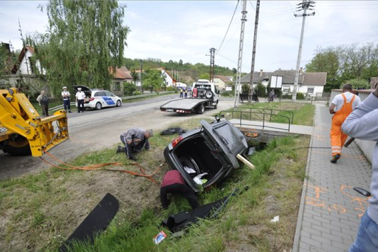 Árokba csúszott egy autó Bényén, a sofőr meghalt 