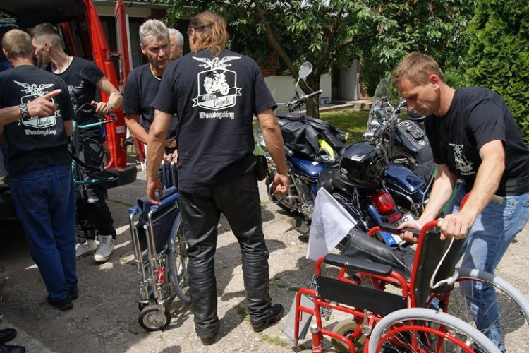 Motorosok adománya az időseknek