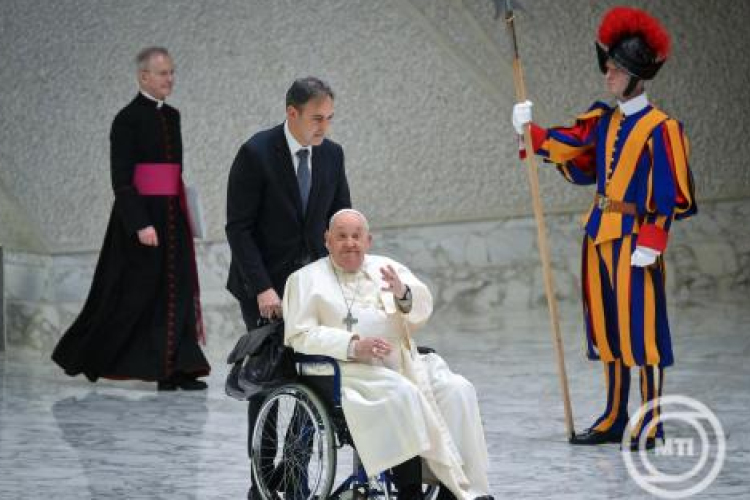 Vatikáni közlemény: Ferenc pápa állapota további kórházi kezelést tesz szükségessé