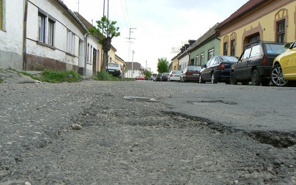 Veszélyesek a láthatatlan kátyúk – eső várható