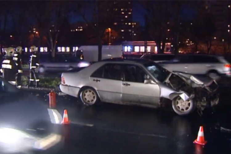 Felborult egy autó, egy másik oszlopnak csapódott a Szentendrei úton - VIDEÓ