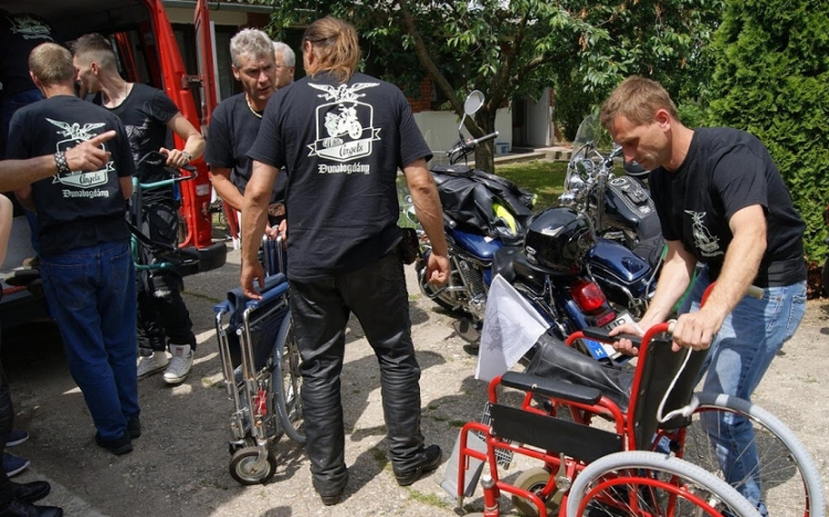 Motorosok adománya az időseknek