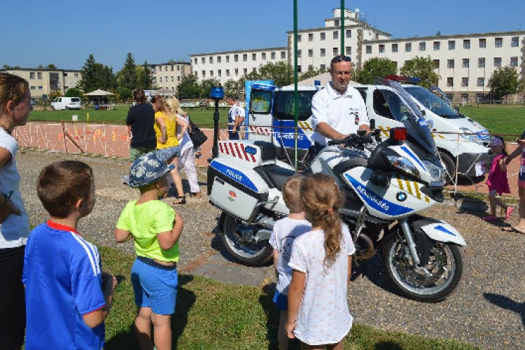 Rendőreinknek is becsengettek