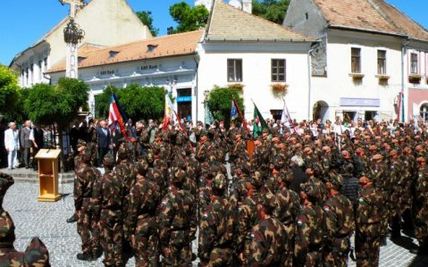 Altisztavatás a Fő téren