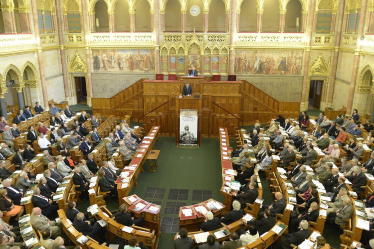 Háromnapos ülést tart a parlament