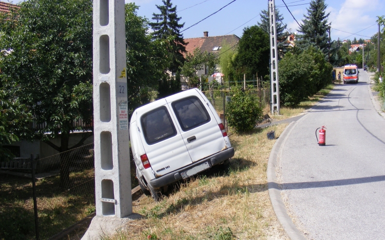 Kerítésnek ütközött egy autós Szentendrén, egy másik villanyoszlopnak Leányfalun