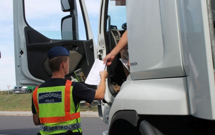 Hétszáz jogsértés a buszok és teherautók egyhetes ellenőrzésének mérlege