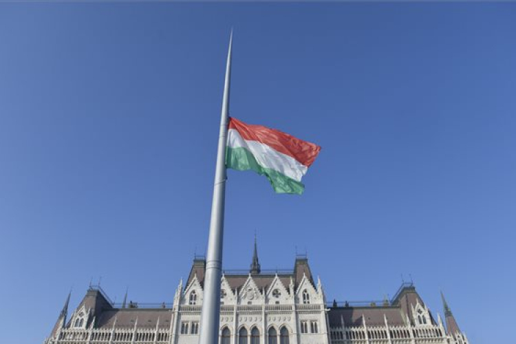 November 4. - Felvonták majd félárbocra engedték a nemzeti lobogót a Parlament előtt