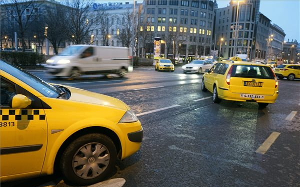 Péntek éjfélig folytatódhat a taxis demonstráció