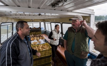Kisoroszi szárazföldön már elérhetetlen, hajóval szállítanak élelmiszert 